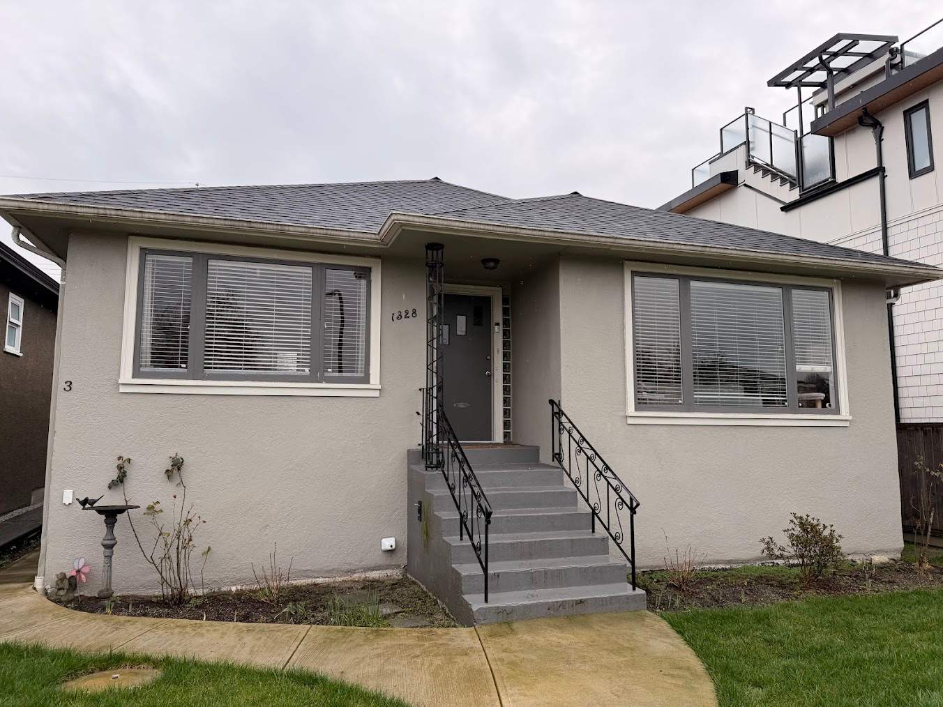 Vancouver home before Silverline replacement windows and exterior improvements
